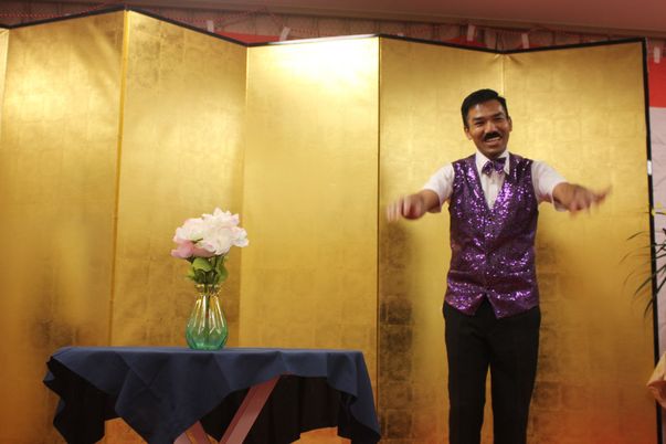 笑顔のスタッフが迎える場面