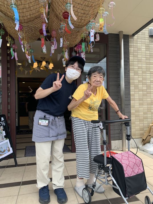笑顔で交流する出入口