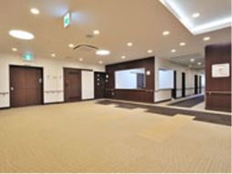 広々とした明るいロビー