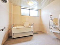 明るい清潔な浴室