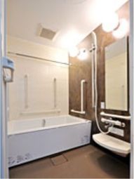 手すり付き清潔な浴室