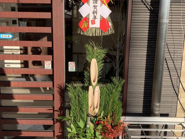 正面玄関　門松を飾りました。