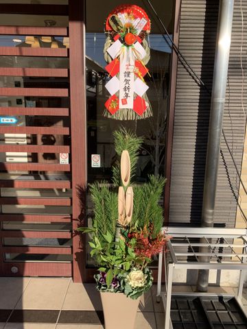 正面玄関　門松を飾りました。