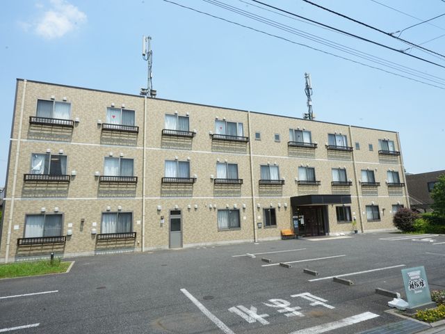 多階建ての建物外観 外観 落ち着いたツートーンカラーが印象的な3階建ての建物で、周辺の通路は段差のなく、どなたでも安心して歩ける快適な環境が整っています。
ご入居者様もご家族様も心地よく訪れていただける施設です。