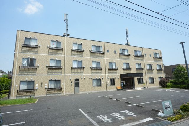 多階建ての建物外観 外観 落ち着いたツートーンカラーが印象的な3階建ての建物で、周辺の通路は段差のなく、どなたでも安心して歩ける快適な環境が整っています。
ご入居者様もご家族様も心地よく訪れていただける施設です。