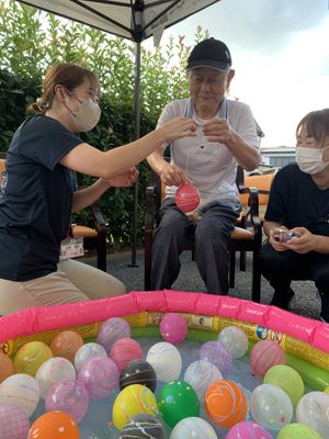 ヨーヨー釣りを楽しむ庭