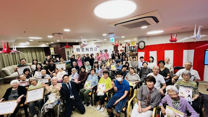 歓声が上がる集会室