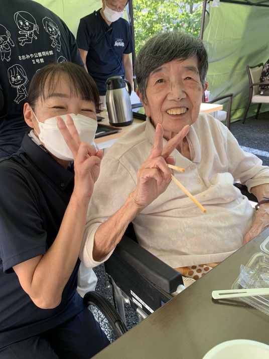 笑顔の人々の交流