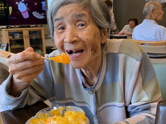 美味しいものを元気いっぱいの表情で