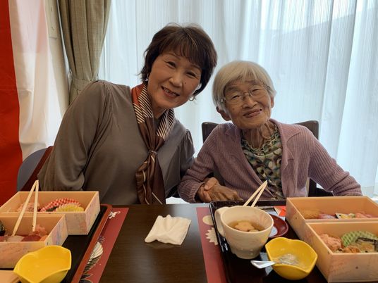 笑顔の二人と食事の場面