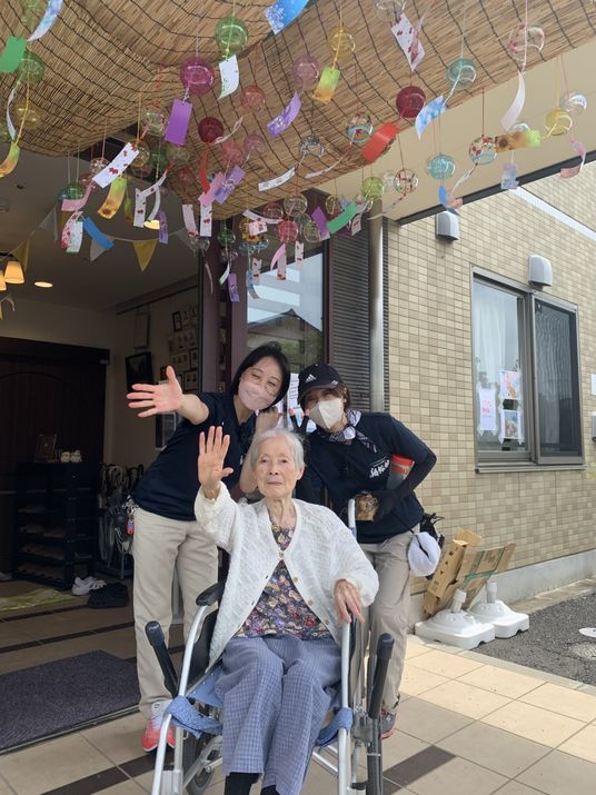 車椅子の方とスタッフがいるエントランス
