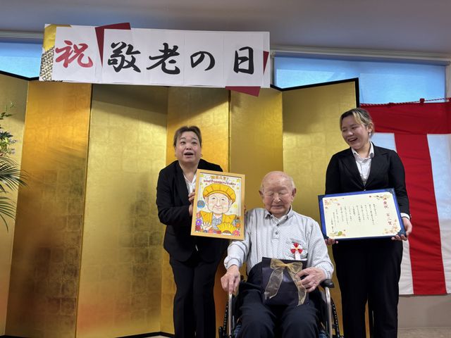 敬老の日のイベント 多目的室 広々とした明るいスペースで敬老の日を祝っています。スタッフと共に笑顔があふれるひとときです。
