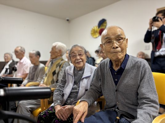 くつろぐ人々のリビング