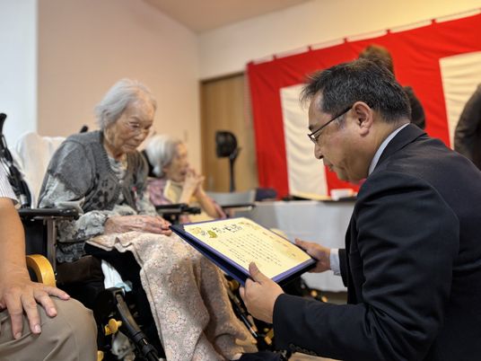 授与の様子が見える室内