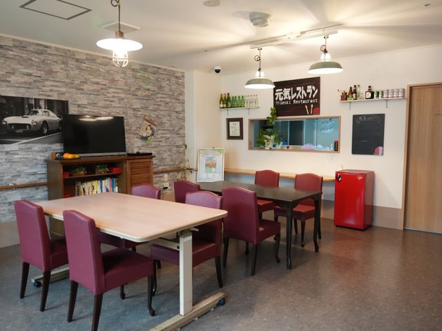 快適な食事スペースのダイニング ダイニングルーム 落ち着いたダイニングルームでの食事サービスを通して、ご入居者の笑顔を支えませんか。