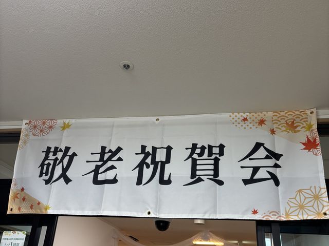 入口の装飾 エントランス 心温まる装飾が施されたエントランスで、特別な行事が迎えられる雰囲気を感じられます。