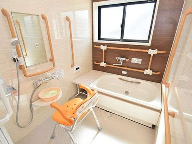 快適な洗面設備の浴室 浴室 清潔で機能的な洗面設備を備えた浴室です。安心して働ける環境を提供しております。