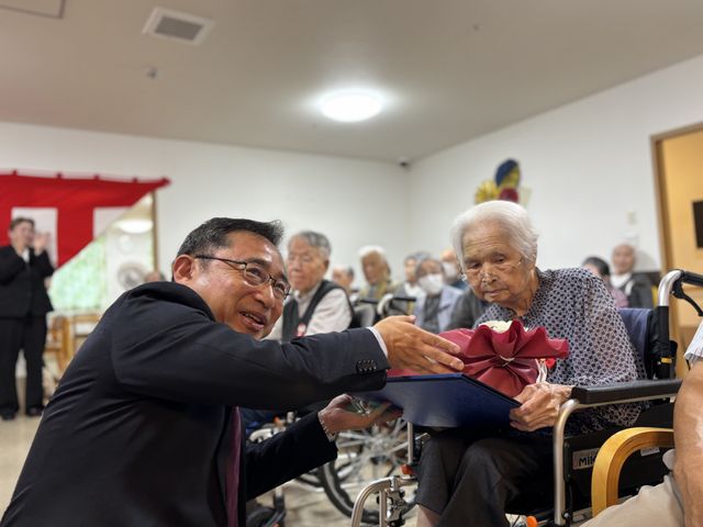 和やかな雰囲気の集会 ラウンジ 広々としたラウンジで、参加者が交流を楽しんでいます。和やかな雰囲気が魅力です。