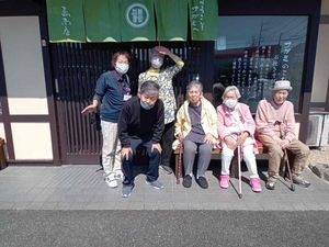 入り口前の集い