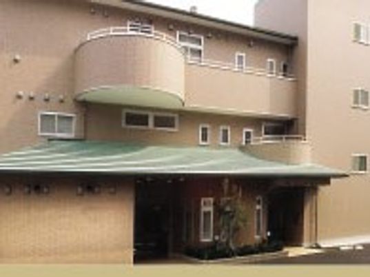茶色の建物の外観