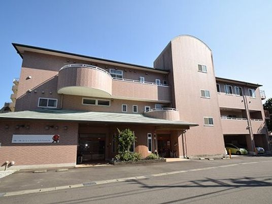 明るい日差しのエントランス