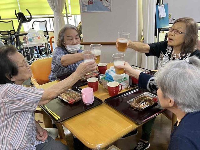 楽しそうに過ごす様子の居室 居室 皆で集まって食事を楽しみながら、リラックスした時間を過ごせる空間になっています。