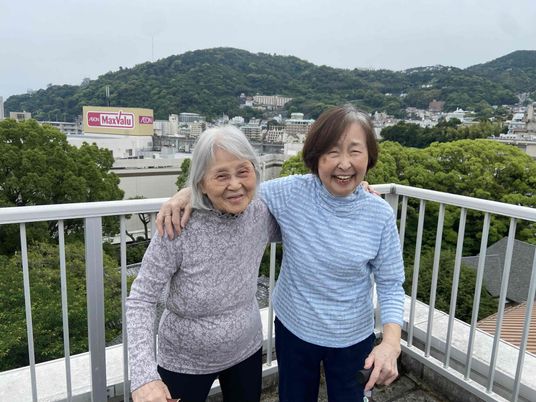 笑顔の女性たちのテラス