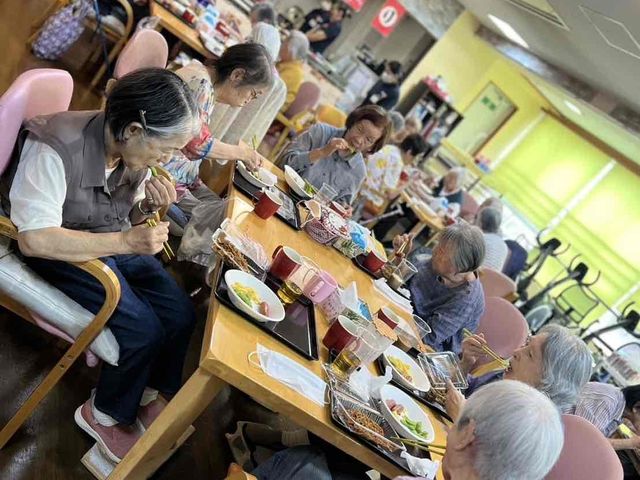 ダイニングルーム ダイニングルーム たくさんの人々が食事を楽しんでいる明るい空間です。笑顔があふれる和やかな雰囲気が広がっています。