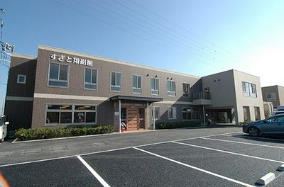 駐車場のある建物の外観