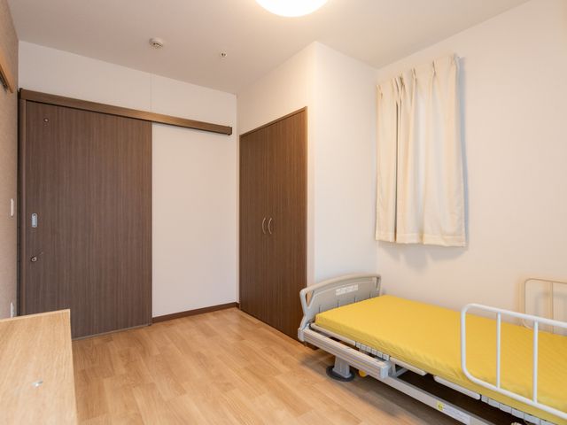 落ち着いた居室 居室 明るい自然光が差し込む落ち着いた空間です。広々としたベッドスペースが確保されています。