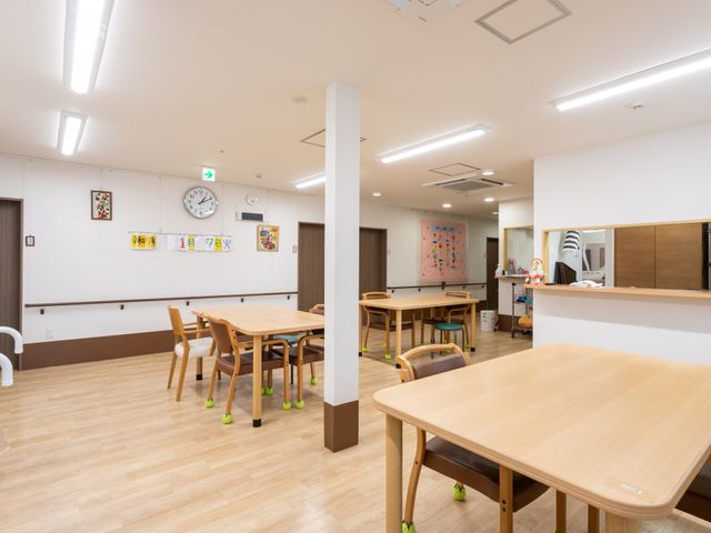 広々としたダイニングルーム ダイニングルーム 自然光が差し込む明るい空間で、テーブルや椅子が整然と並んでいます。快適な食事のひとときを過ごせます。