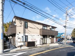 静かな建物の外観