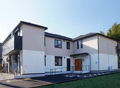 明るい建物の外観