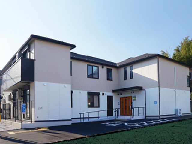 明るい建物の外観 外観 明るい日差しが差し込む広々とした建物です。車椅子の方にも優しい設計になっています。