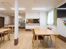 自然光の入る食堂