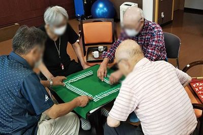 楽しむ入居者たちの様子