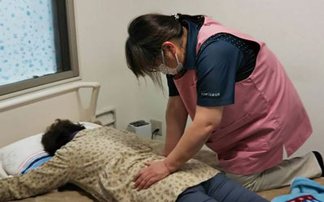 介護中のスタッフ