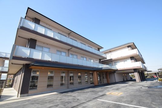 広い敷地の建物外観