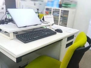 デスクのあるスタッフイメージ  