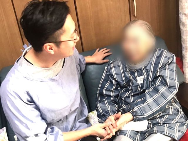 交流の場 居室 居室でリラックスしながら、職員と利用者が和やかに交流できます。暖かい空間が広がっています。