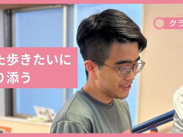 スタッフの笑顔のロビー スタッフイメージ   笑顔で利用者の方に寄り添うスタッフの様子です。明るい室内で、丁寧な関わりが伝わります。