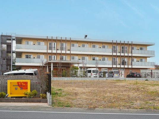 施設外観と看板  