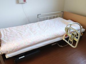 シンプルな居室のベッド  