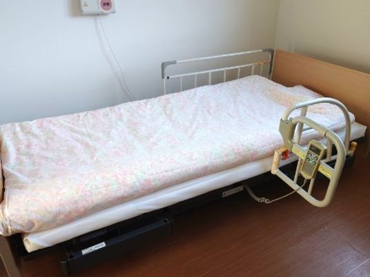 シンプルな居室のベッド  