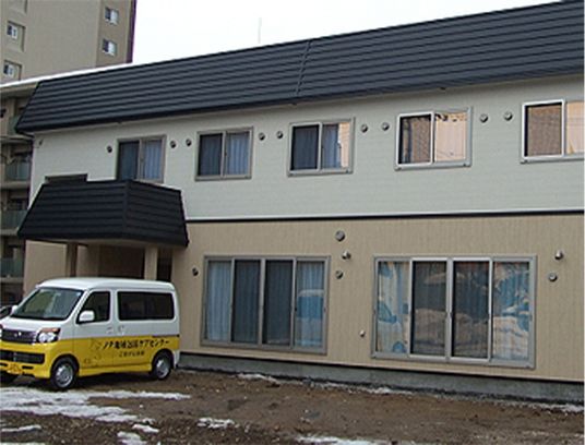 落ち着いた外観の建物