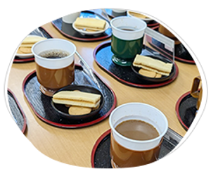 コーヒーと軽食のトレー