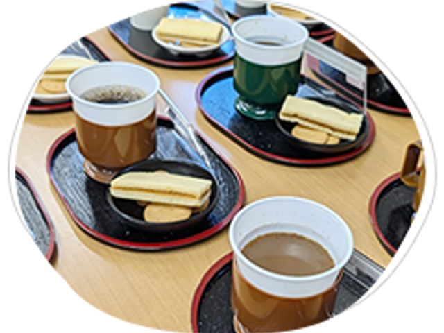 コーヒーと軽食のトレー ダイニングルーム 利用者の皆様がリラックスしながら過ごせるコーヒーブレイクのひとときです。休憩時間にも最適です。
