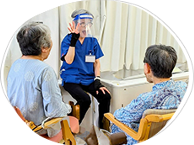 スタッフと利用者の談話場面 休憩室 リラックスした雰囲気の休憩室では、スタッフと利用者が和やかに会話を楽しんでいます。