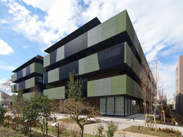 落ち着いた色合いの外観 外観 モダンなデザインの建物です。窓が多く、明るい日差しが差し込む構造になっていることが伺えます。