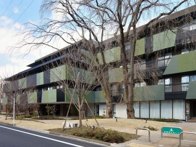 施設外観の建物正面 外観   緑の外壁が印象的な建物正面です。道路側から見やすく、落ち着いた雰囲気が伝わります。